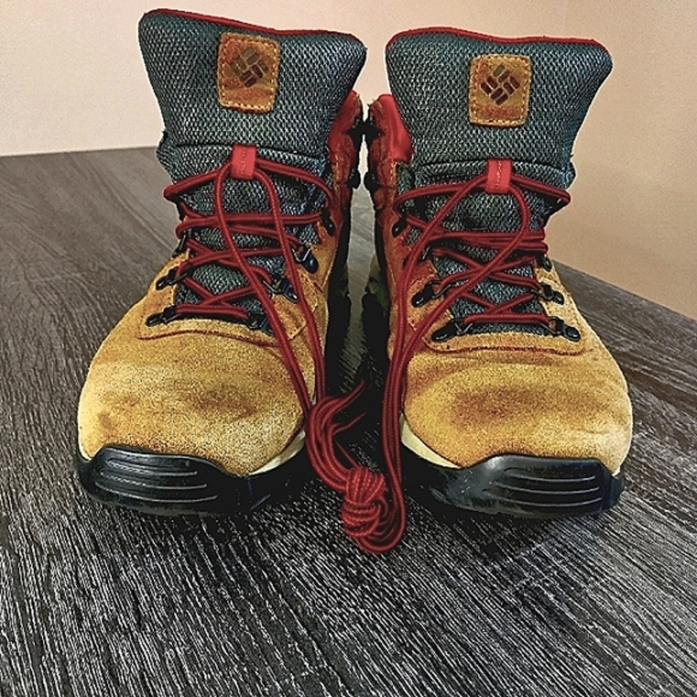 Colombia mens 11.5. Hiking camping snow boots Leather waterproof Good condition.